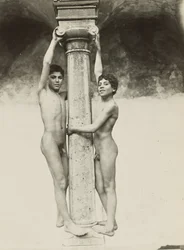 [Due ragazzi aggrappati a una colonna]