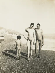 Due giovani e un ragazzo sulla spiaggia