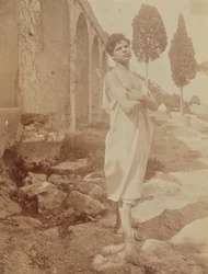 [Giovane uomo in posa in un teatro greco]