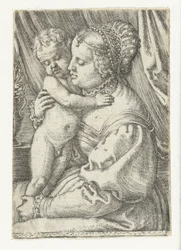 Maria seduta con bambino in piedi sul grembo