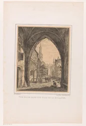 Veduta della città da sotto un arco