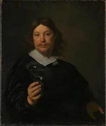 Uomo che tiene un bicchiere di vino