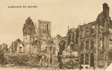 Hotel de Ville dopo il bombardamento, Ypres, 1915