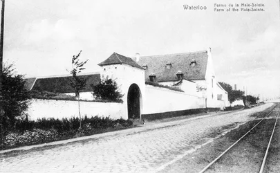 La fattoria di La Haye-Sainte, sulla strada da Charleroi a Bruxelles e un importante sito strategico per Wellington durante la battaglia di Waterloo, cartolina commemorativa c.1912