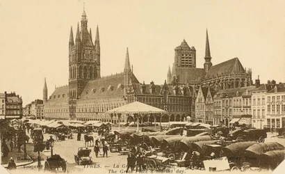La Grand Place nel giorno di mercato, Ypres, Belgio