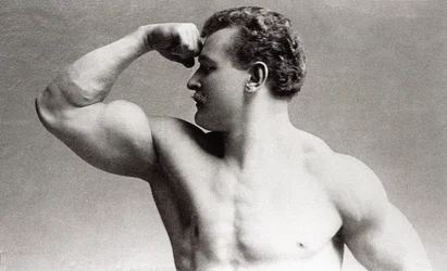 Ritratto fotografico in studio del culturista tedesco Eugen Sandow