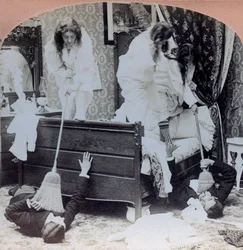 USA: scena di genere, giovani ragazze respingono i visitatori con scope, nascoste sotto il letto