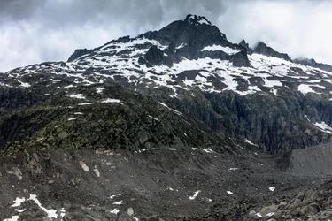 Montagne sopra il ghiacciaio del Rodano, Svizzera (foto)
