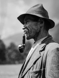 Contadino italiano con una pipa