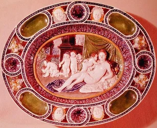Piatto ovale raffigurante una donna che rappresenta la fertilità (maiolica)