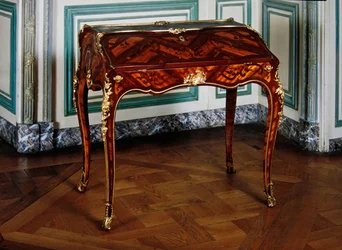 Secretaire di Luigi XV con le lettere B.V.R.B