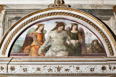Il Cristo morto sostenuto da due angeli (affresco di Pinturicchio, Bernardino di Betto, 1454-1513, 1484-1492, Roma, Basilica di Santa Maria del Popolo, Cappella Basso della Rovere, Italia)