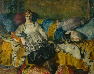 Donna con cane sul divano