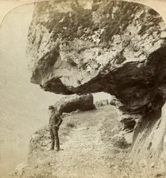 Uomo su una scogliera che domina il Naeroyfjord, Sogne, Norvegia