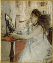 Giovane donna che si incipria