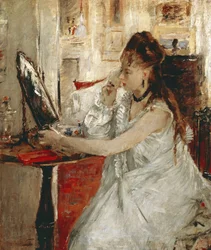 Giovane donna che si incipria il viso