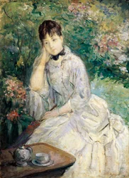 Giovane donna seduta su un divano