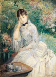 Giovane donna seduta su un divano