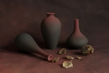 Elegante natura morta in ceramica