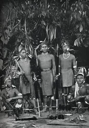 Angami Nagas in abito completo, 1902