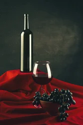 Natura morta con vino rosso