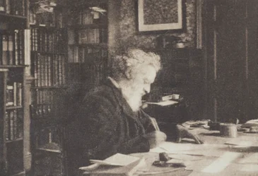 Collezionista di libri, William Morris nella sua biblioteca a Kelmscott House, Hammersmith