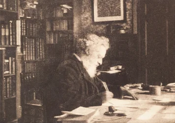 William Morris nella sua biblioteca a Kelmscott House, Hammersmith