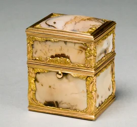 Scatola con strumenti per la toeletta
