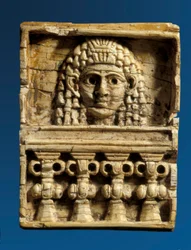 Placca che raffigura una donna alla finestra