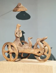Carro votivo con divinità antropomorfa, da Dupljaja (argilla)