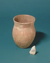 Vaso e Coltello di Selce Trovati in una Sepoltura a Barnwood, Gloucestershire, c.2000 a.C.