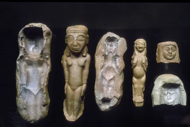 Figurine di dee della fertilità e gli stampi da cui sono state fuse, c.8°- 7° secolo a.C. (argilla)