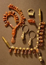 Gioielli cananei da Deir al-Balah, Gaza, ca. XIV secolo a.C. (oro e pietre preziose)