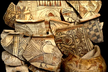 Ceramica filistea decorata con tipici motivi colorati di pesci e uccelli, da Tel Kasil, Israele, ca. 1099-900 a.C.