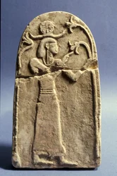 Stele che raffigura una divinità che adora l
