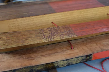 Manoscritto birmano su foglia di palma (legno e pergamena)