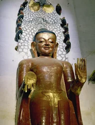 Statua di un Buddha in piedi