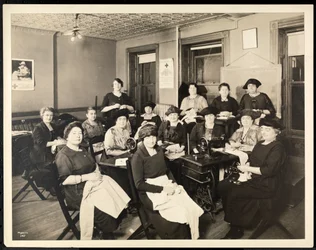 Un circolo di cucito femminile al 115 East 101st Street, East Harlem, New York, 1920