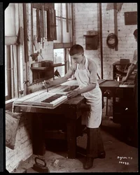 Un giovane che lavora nella fabbrica di pianoforti Harrington, 1907