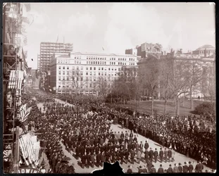 Veduta aerea di uomini che marciano nella parata del Gold Standard Repubblicano su Broadway a City Hall Park, New York