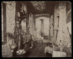 Un salotto ornato nella residenza Blakely Hall a 11 West 45th Street, New York