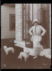 Billie Burke e due cani a Burkeleigh Crest, la sua casa a Hastingson, New York, 1912