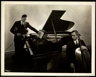 Donna cieca, Miss Harding, al pianoforte che istruisce due uomini ciechi al violino e al violoncello, 1936