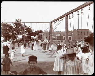Bambini che si dondolano alla palestra e parco giochi di Hudson Bank, 53rd Street e 11th Avenue, New York, 1898