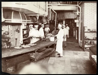 Cuochi che lavorano nella cucina del Waldorf Astoria Hotel alla 34th Street e 5th Avenue, New York, 1903 o 1904