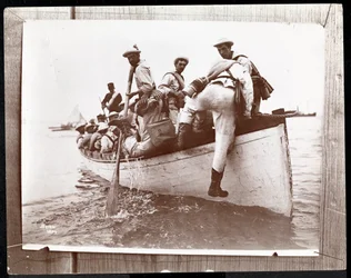 Fotografia di una foto precedente delle Riserve Navali a Fishers Island, New York con un gruppo di marinai in una barca a remi, 1898