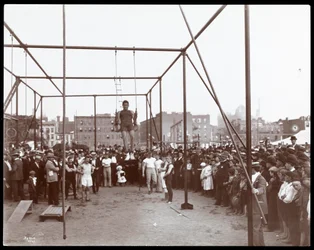 Folla che guarda un ginnasta alla Hudson Bank Gymnasium and Playground, 53rd Street e 11th Avenue, New York, 1898