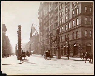 Decorazioni per la parata di Dewey al Waldorf Astoria Hotel, 33rd Street e 5th Avenue, New York, 1899