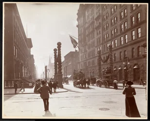 Decorazioni per la Parata Dewey davanti al Waldorf Astoria Hotel in 33rd Street e 5th Avenue, New York, 1899