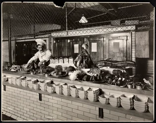 Esposizione di carne fredda nella cucina del Commodore Hotel, 1919